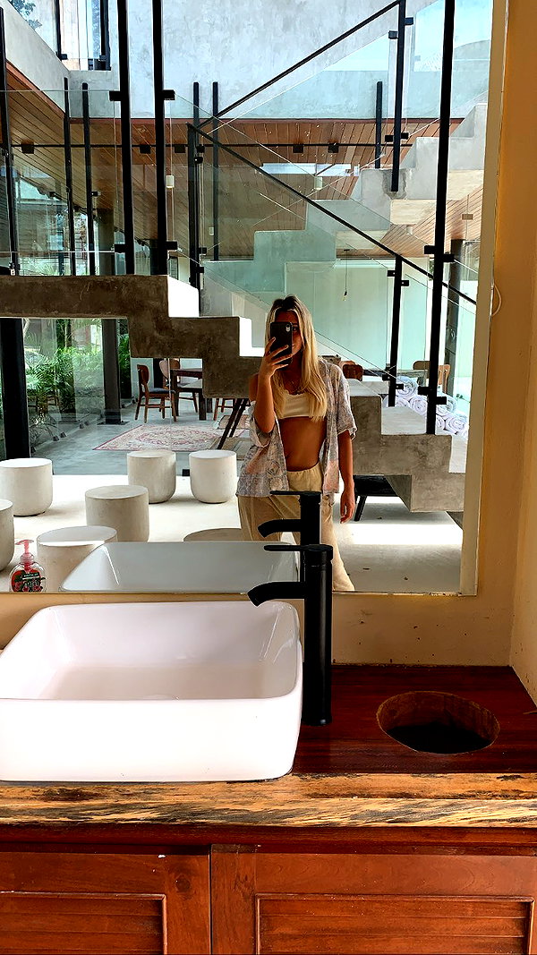 Archived image from @refaella_twina on Instagram