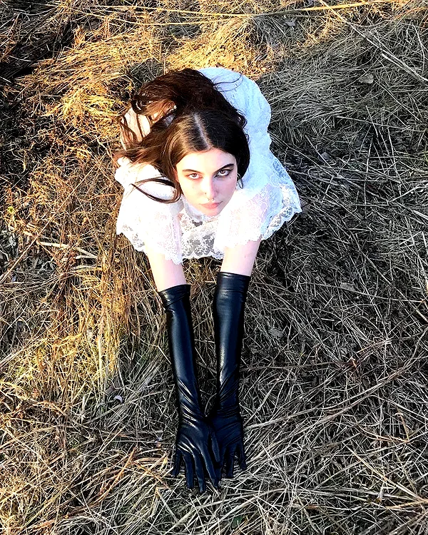 chica.niebla instagram image archive image