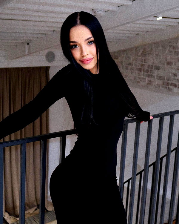 lyna_com2000 instagram image archive image