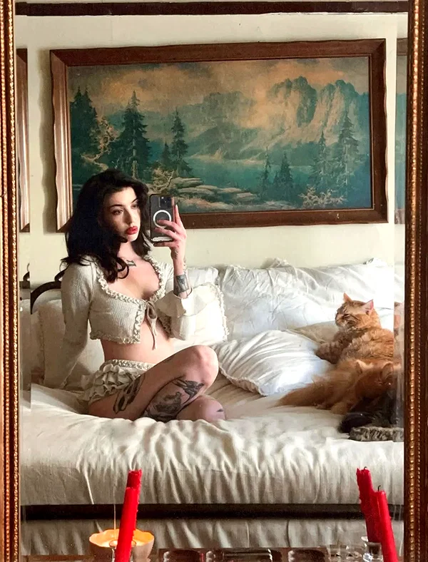 chica.niebla instagram image archive image