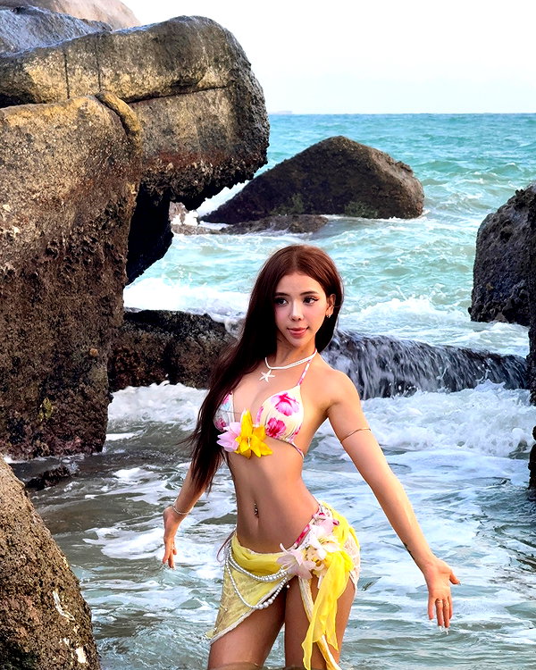 quenhi.phamm instagram image archive image