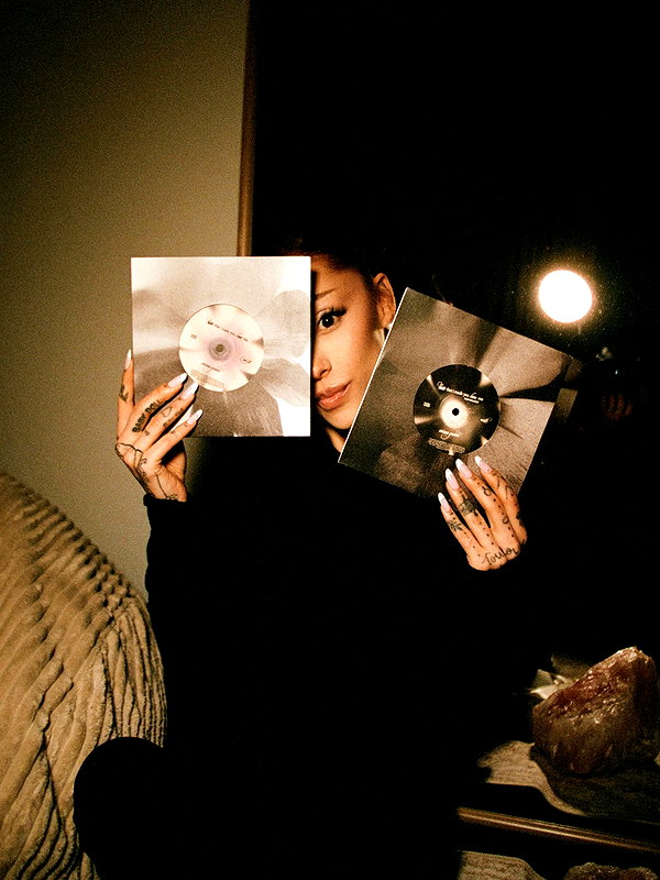 arianagrande instagram image archive image