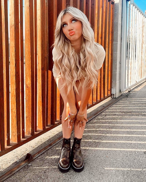 ellianawalmsley instagram image archive image