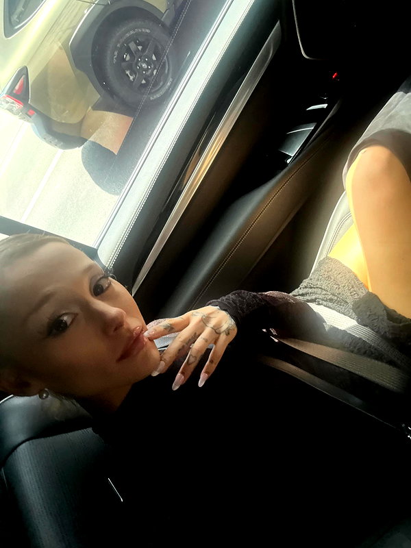 arianagrande instagram image archive image