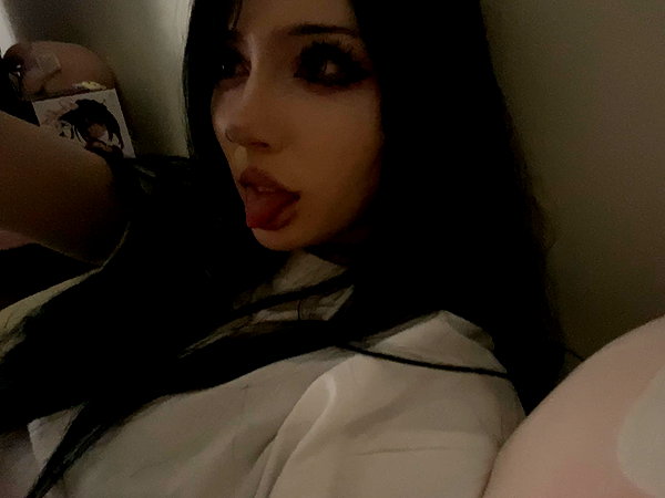 Archived image from @meowwmaxxer on Instagram