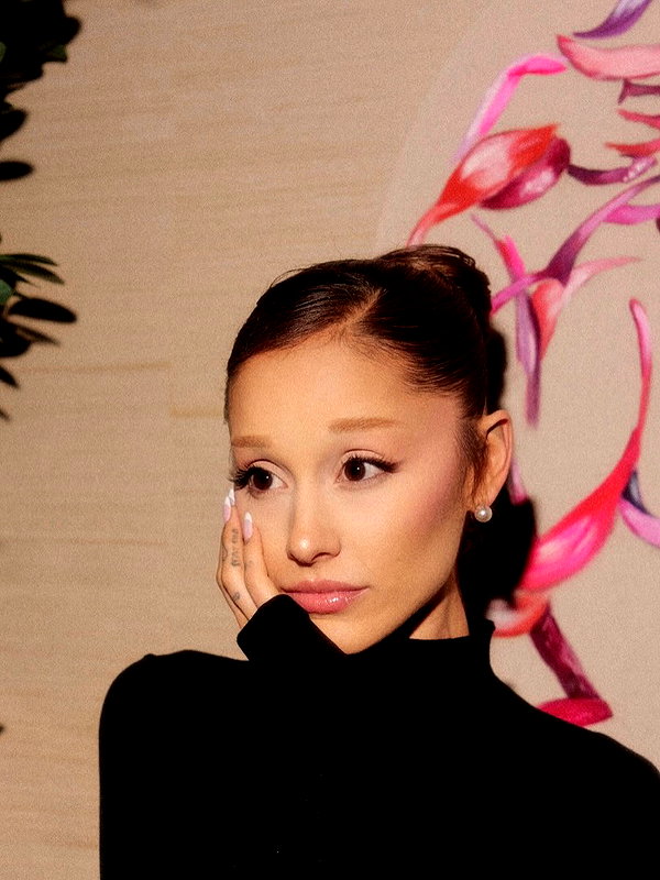 arianagrande instagram image archive image