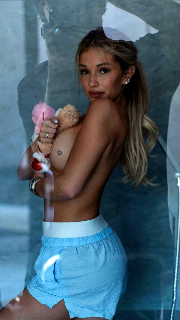 breckiehill instagram image archive image