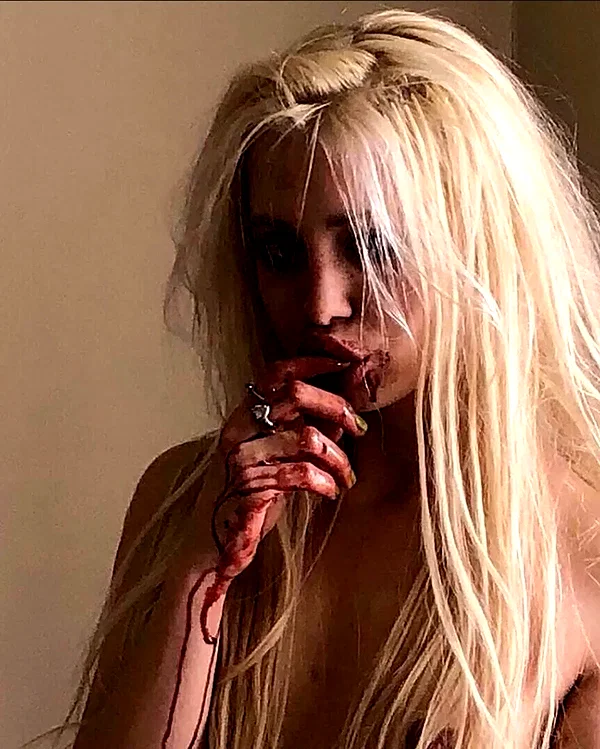 chica.niebla instagram image archive image