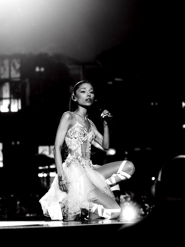 arianagrande instagram image archive image