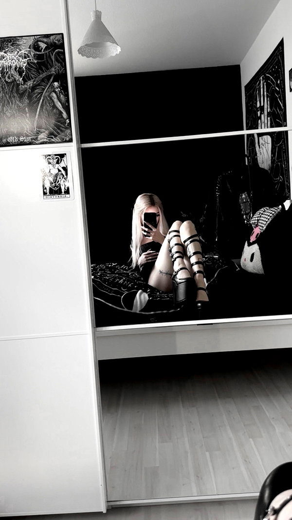 _lia.moon archive image