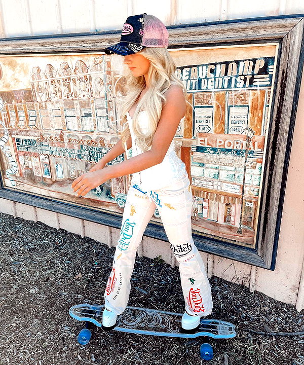 ellianawalmsley instagram image archive image