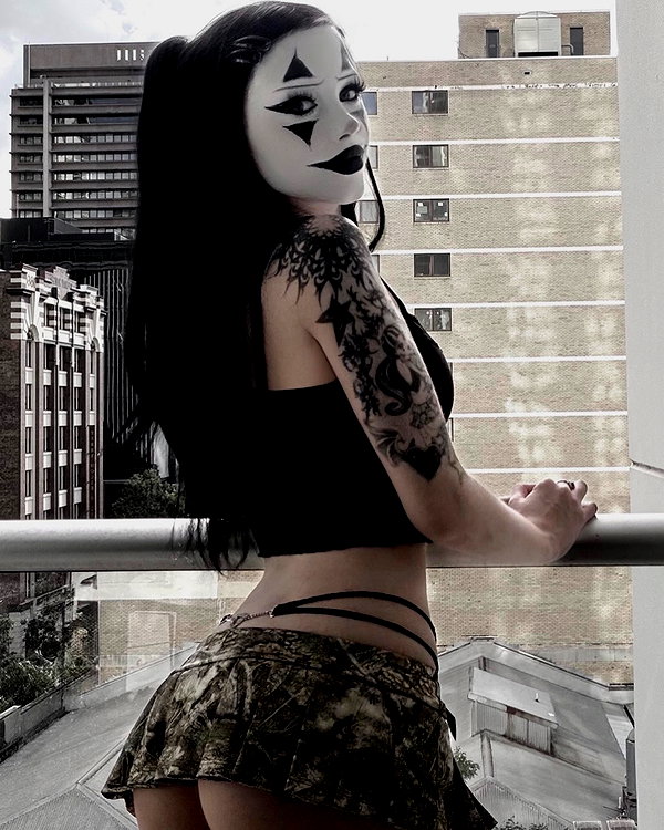 Archived image from @livindeadyaz on Instagram