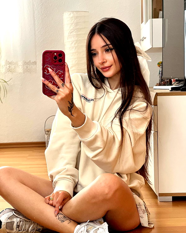 cata.leyah instagram image archive image