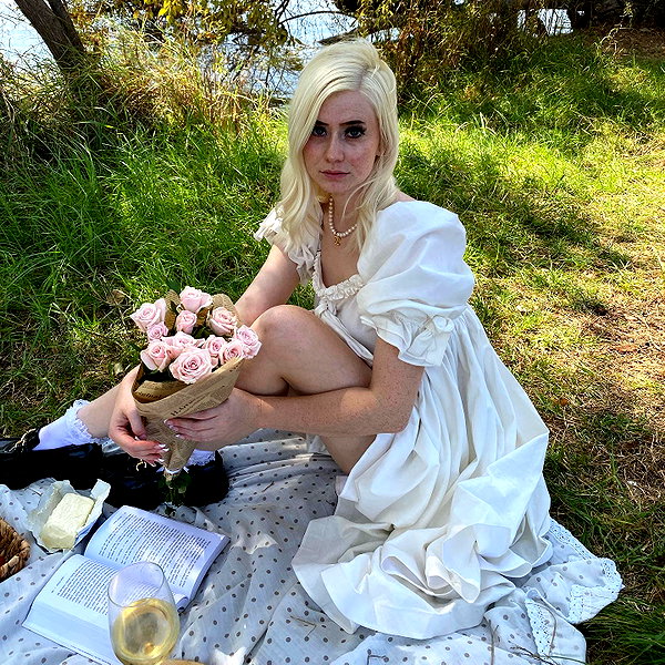 romi_henenson instagram image archive image