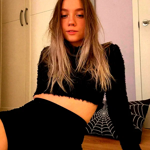 leah_strawberrycake instagram image archive image
