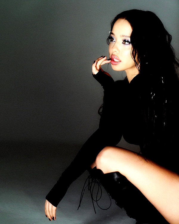 lyna_com2000 instagram image archive image