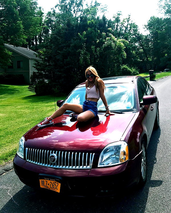 daniellebarnaa archive image