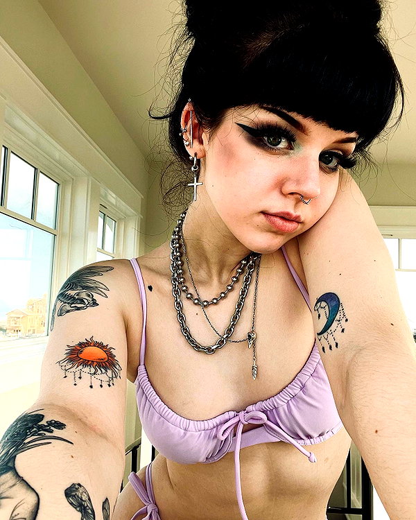 yeahimcaroline instagram image archive image