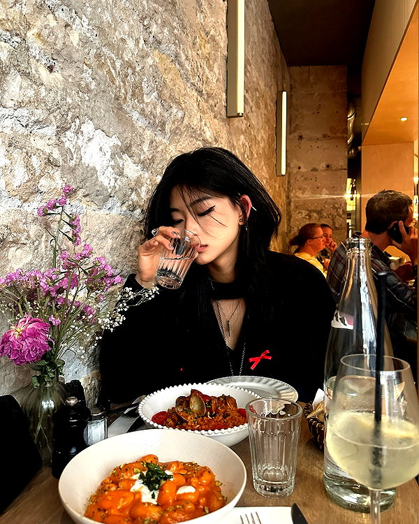 yifan.liii instagram image archive image