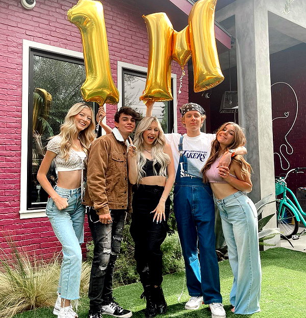 ellianawalmsley instagram image archive image
