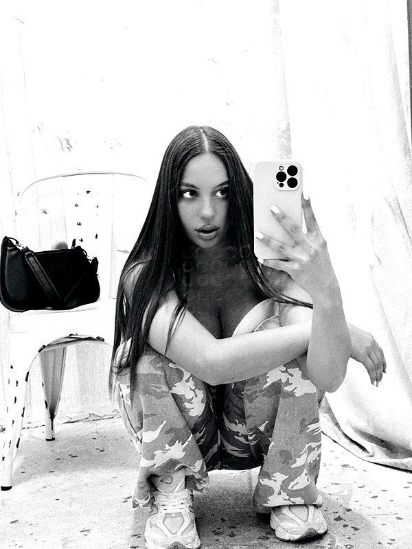 ariana_vomi instagram image archive image