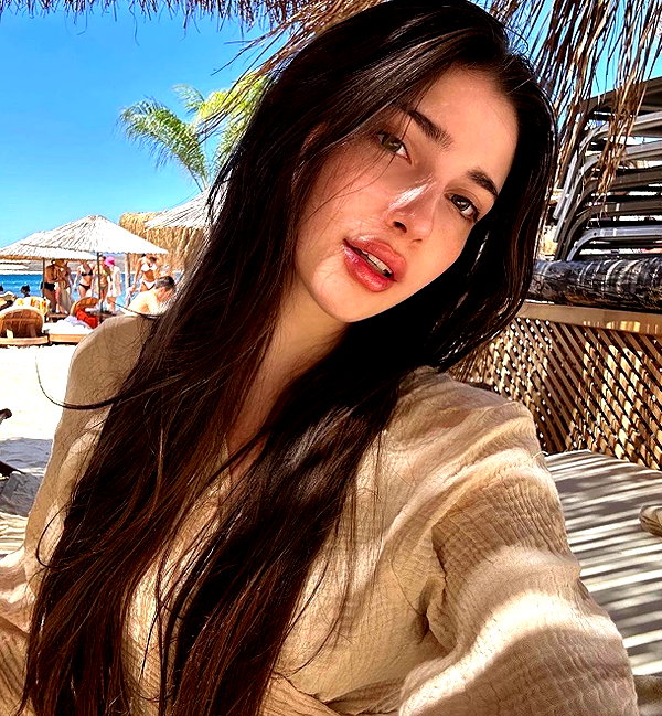 baddiesessence instagram image archive image