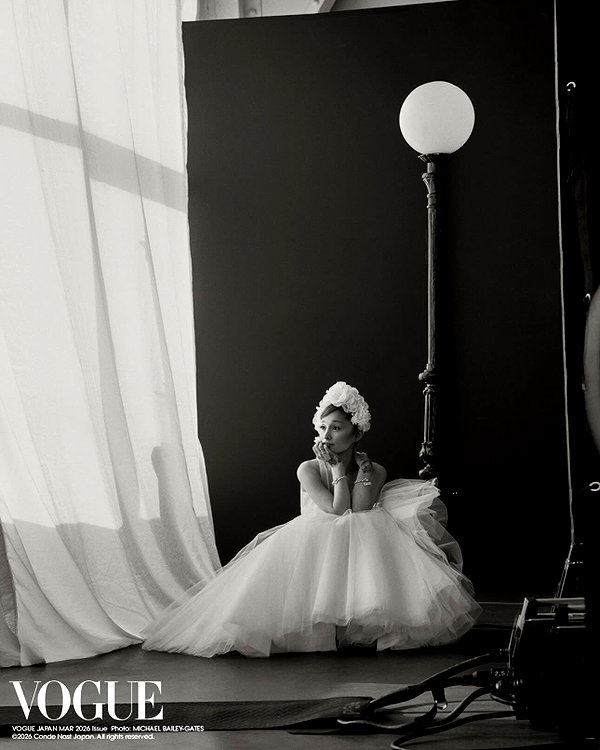 arianagrande instagram image archive image