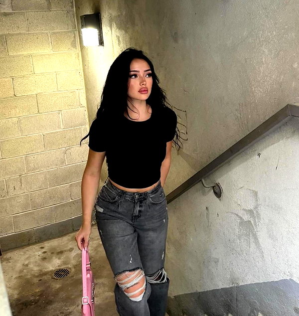 baddiesessence instagram image archive image