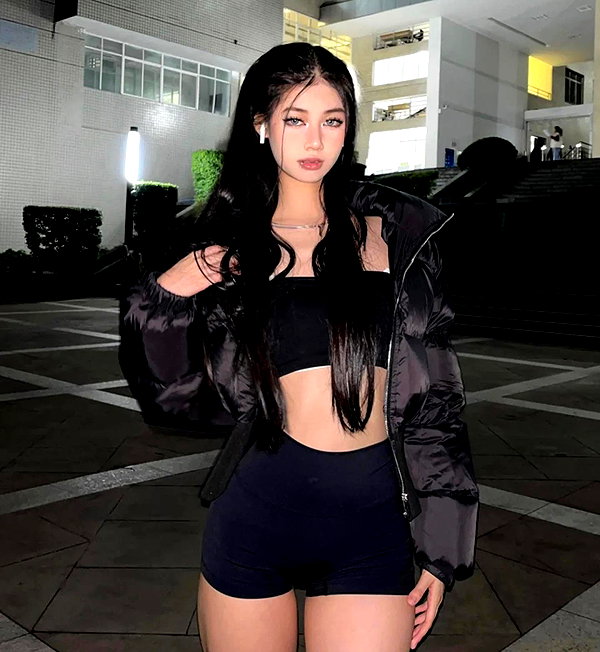 baddiesessence instagram image archive image