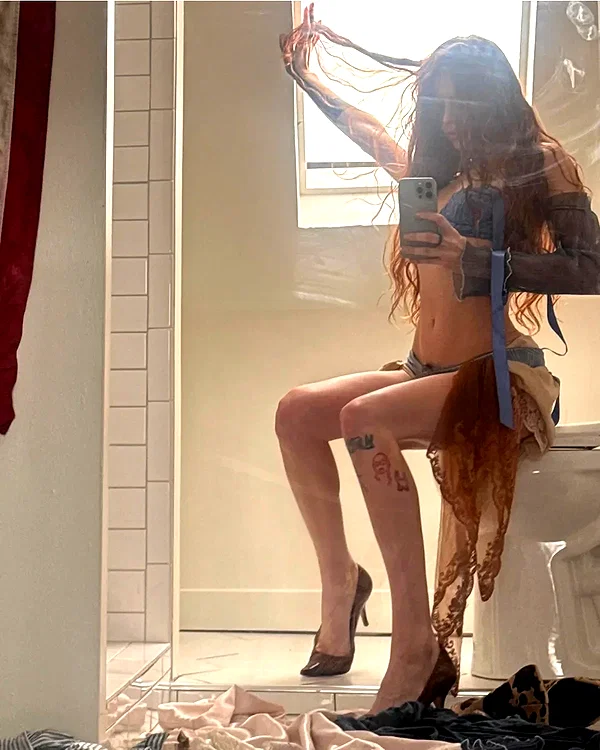 chica.niebla instagram image archive image