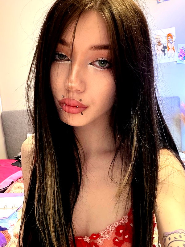 mia_goth2004 instagram image archive image