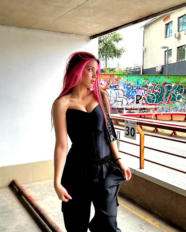 anna.utka22 instagram image archive image