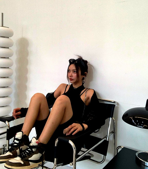 Archived image from @heroineseen on Instagram