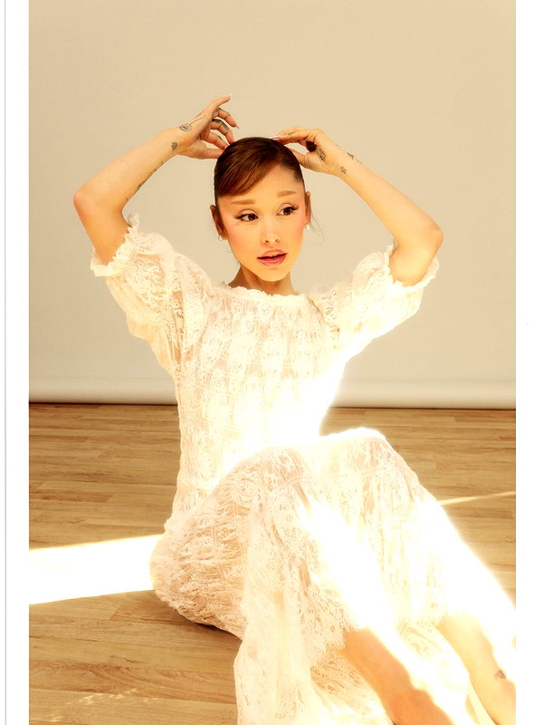 arianagrande instagram image archive image