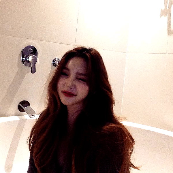 Archived image from @heroineseen on Instagram