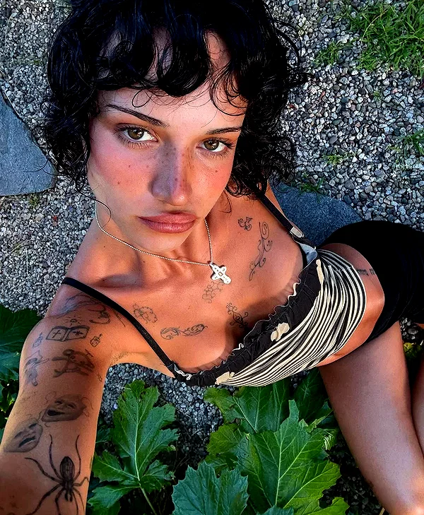 chica.niebla instagram image archive image