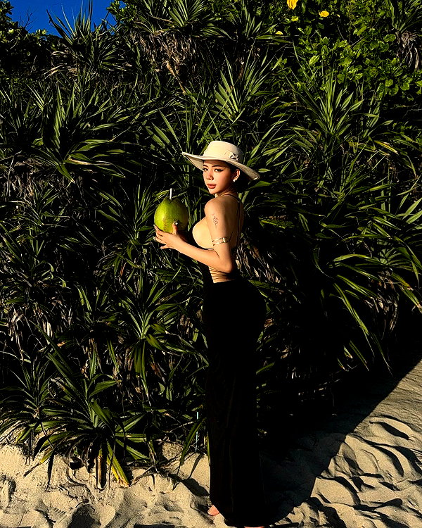 quenhi.phamm instagram image archive image
