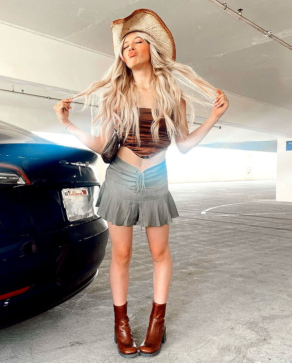 ellianawalmsley instagram image archive image