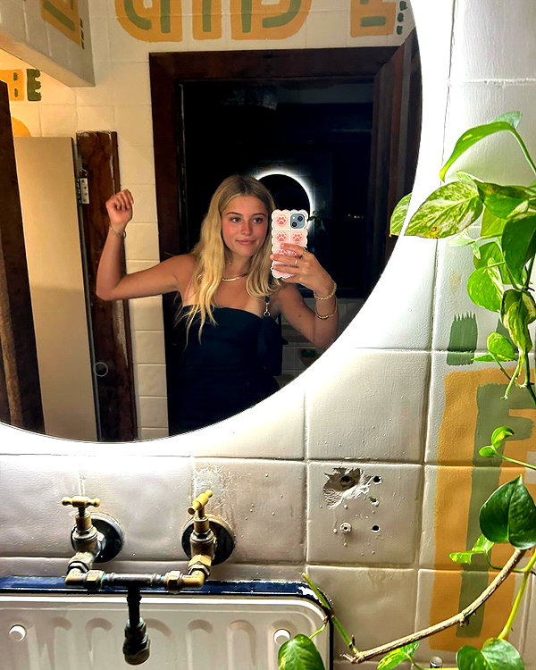 daisy_r_19 instagram image archive image