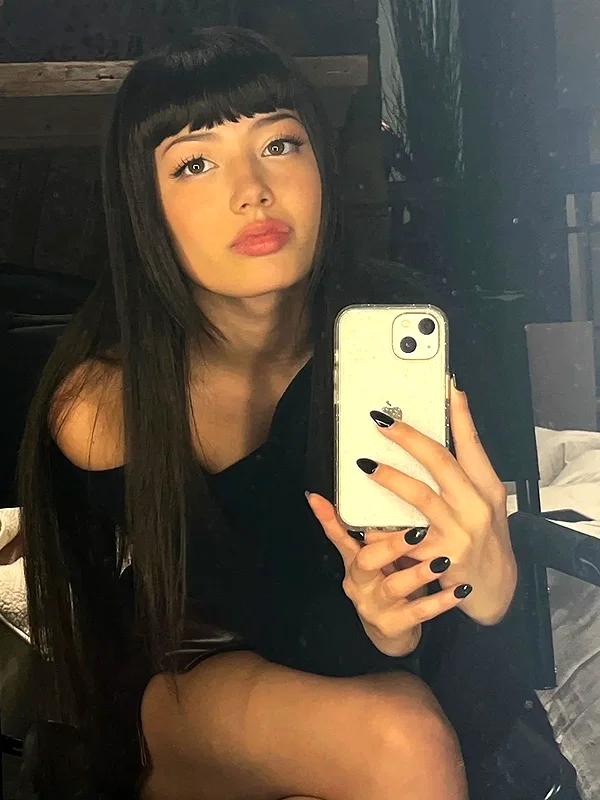 chica.niebla instagram image archive image
