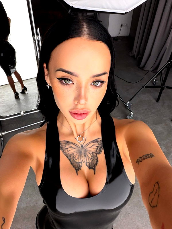 lyna_com2000 instagram image archive image