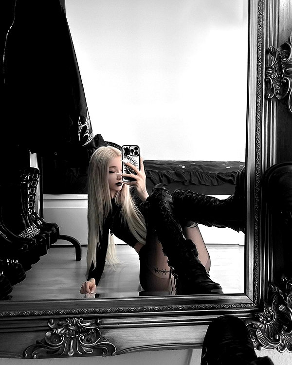 _lia.moon archive image