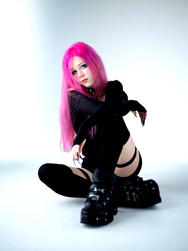 tiny.eviluv instagram image archive image