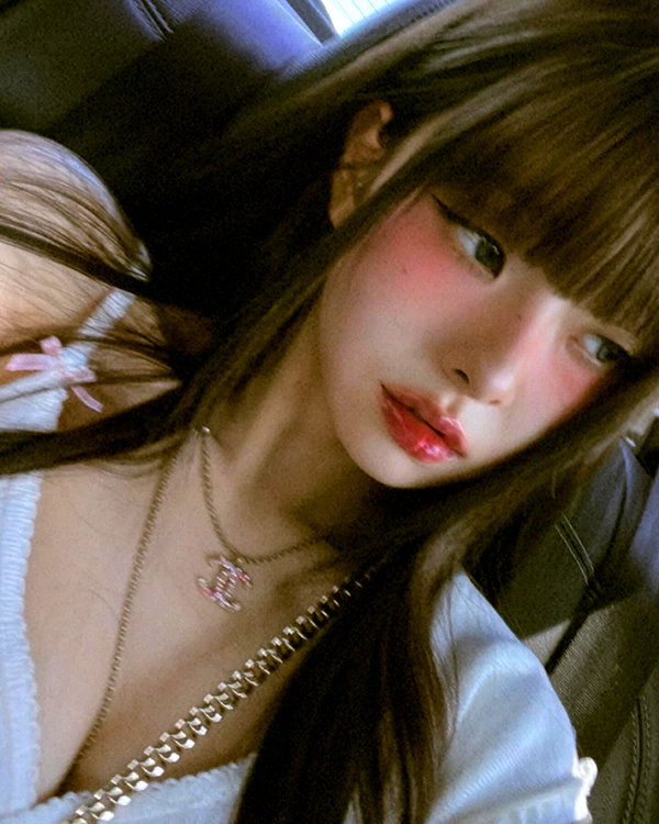 dear.zia instagram image archive image