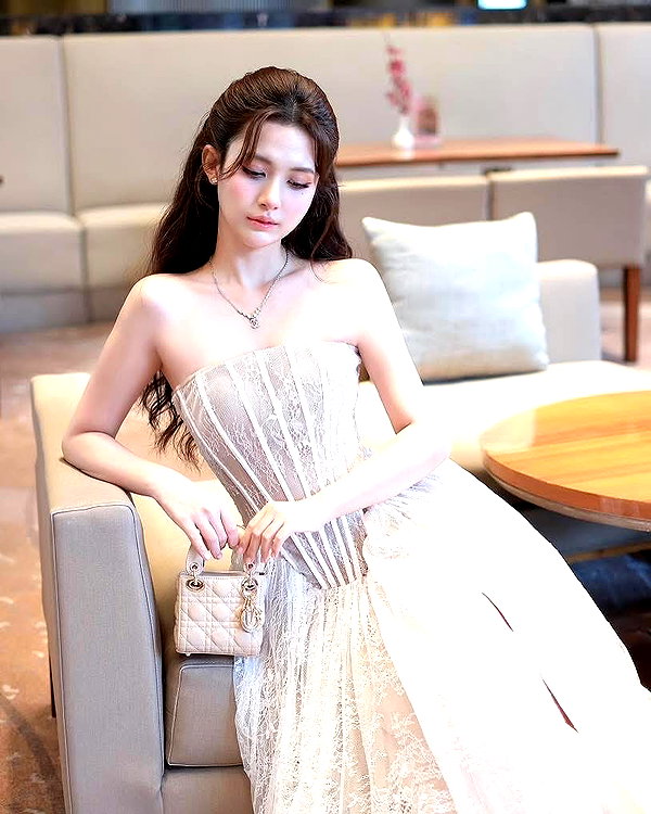 lyhythuedoxinh instagram image archive image