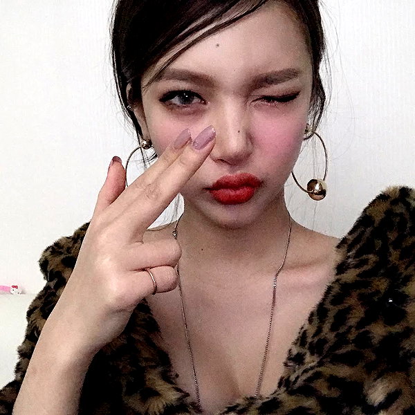 Archived image from @heroineseen on Instagram