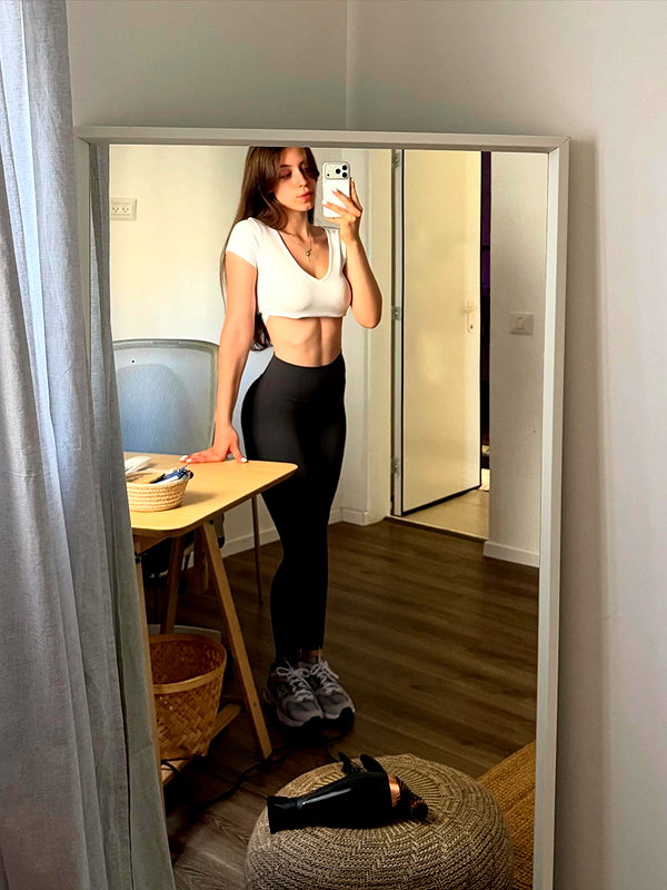 lia_ey99 instagram image archive image