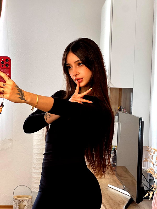 cata.leyah instagram image archive image