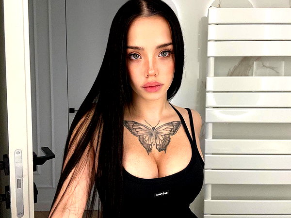 lyna_com2000 instagram image archive image