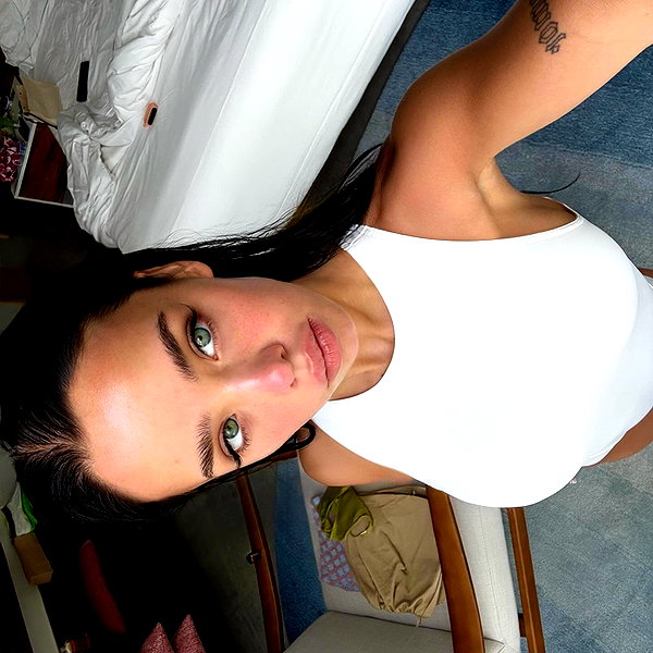 lyna_com2000 instagram image archive image